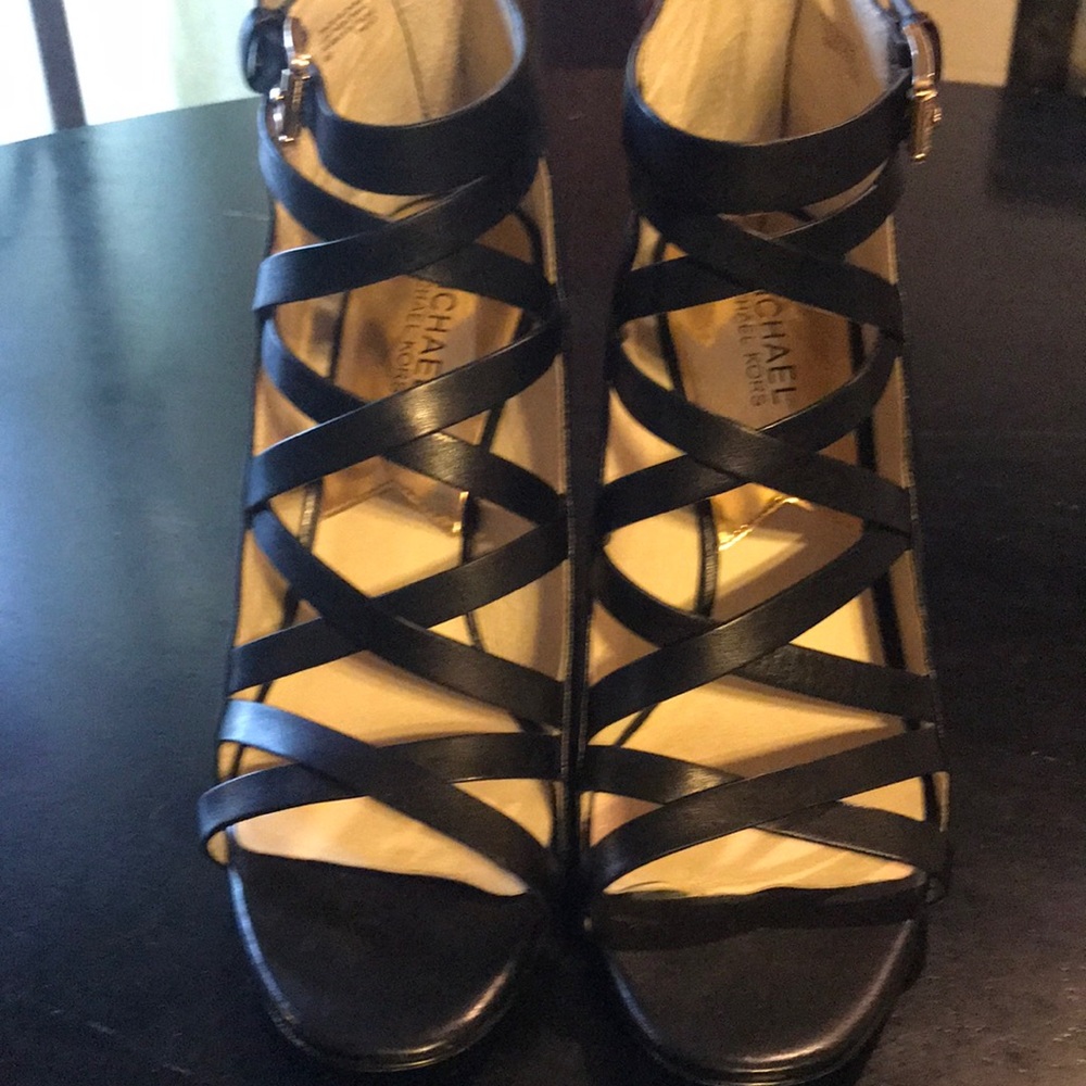 New 9 Black Leather Michael Kors  4in Heel Shoe 🌟